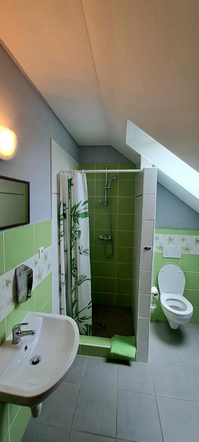 Ubytovanie U Huberta Besenova Bagian luar foto